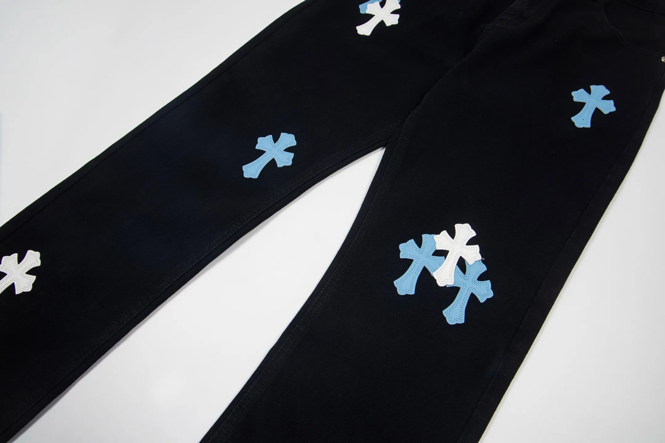 P260 Chrome Hearts Black Pants Sanskrit Blue and White Patch Leather Jeans CH jeans need to be washed before being dismantled and then hand-stitched with sheepskin cross leather and then spliced ​​together. The whole piece has too many craftsmanship to describe. The patches are decorated with cross patterns and the high-waisted washed jeans! ! Absolutely high-end luxury products, god-level single products and super popular products, made with top heavy industry, a must-see magic weapon. Customized hardware. The fabric is thick and soft after washing. It has good breathability. Customized small leather label. Unique design. The details are simple and elegant, and the workmanship is exquisite. The entire trousers are neatly routed and the details are in place! It’s so cool that both men and women can easily control the genderless trend! Style number: 1873# Color: black Size: 28 30 32 34
